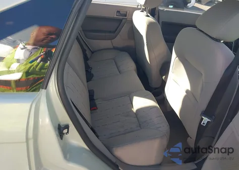 2010 Ford Focus Se z USA, uszkodzony, nr VIN 1FAHP3FN9AW146355